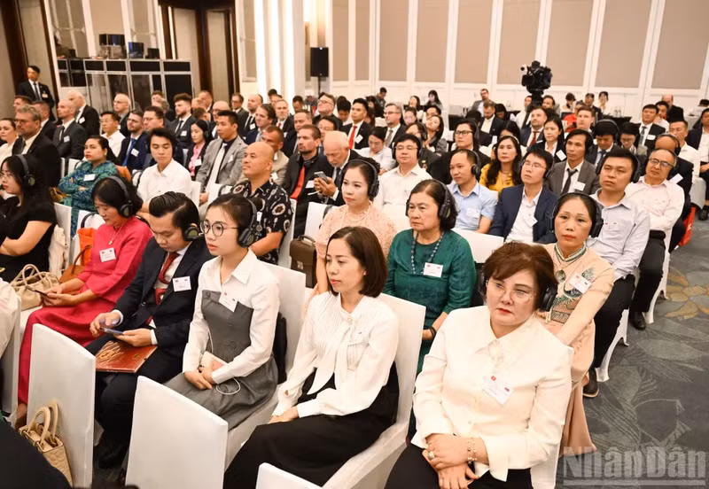 Les délégués participant au forum.