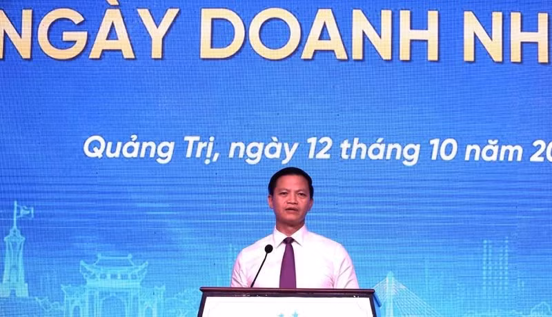 M. Vuong Quoc Tuan, membre du Comité central du Parti et secrétaire du Comité provincial du Parti de Quang Tri, prend la parole lors de la rencontre. (Photo : HG/NDEL)