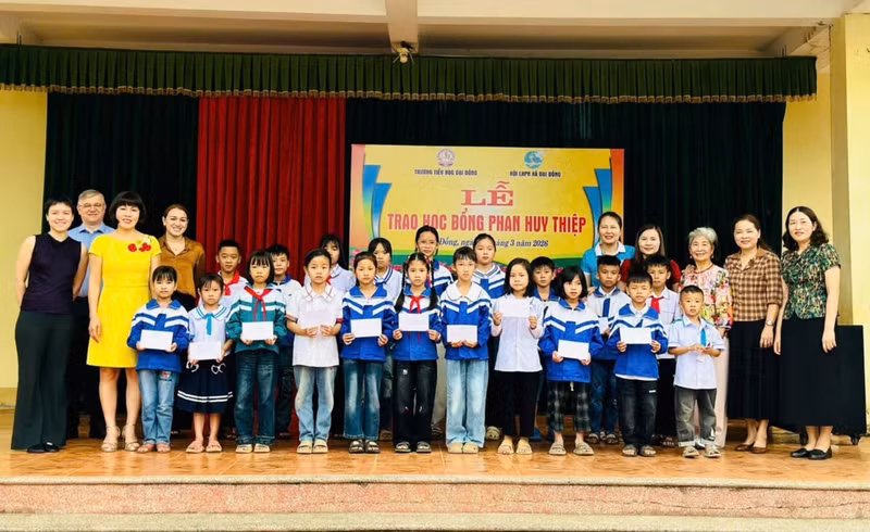 Une famille d'origine vietnamienne en Hongrie attribue 20 bourses à des élèves de Nghe An