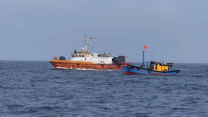 Les forces compétentes font des patrouilles en mer. Photo : VNA