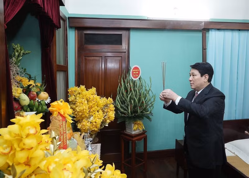 Le président Luong Cuong rend hommage au Président Hô Chi Minh à la Maison 67.