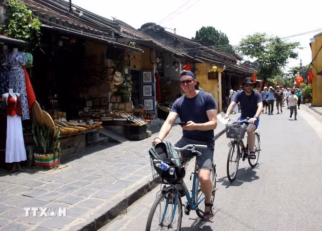 Visiteurs étrangers à Hoi An. Photo : VNA.