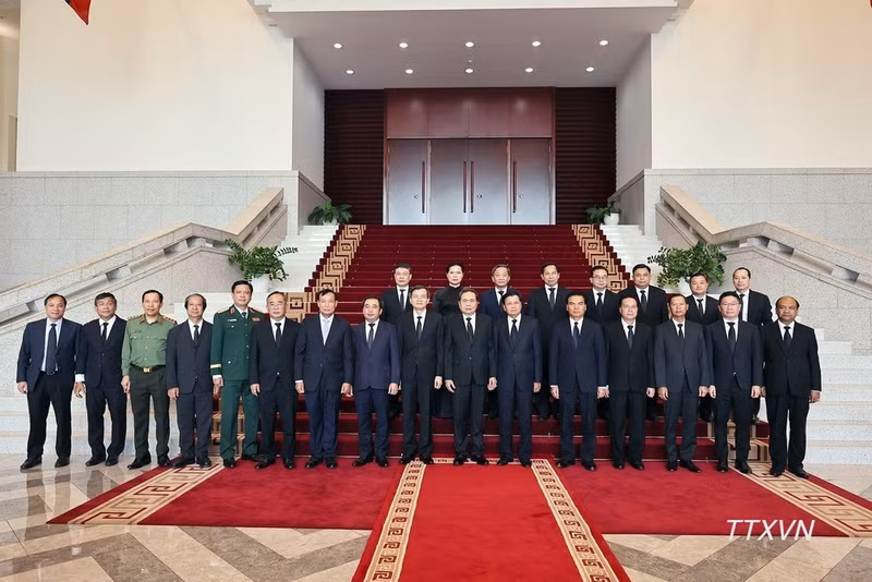 Le président de l’Assemblée nationale Tran Thanh Man et le secrétaire général et président lao Thongloun Sisoulith posent avec les délégués. (Photo : Doan Tan – VNA)