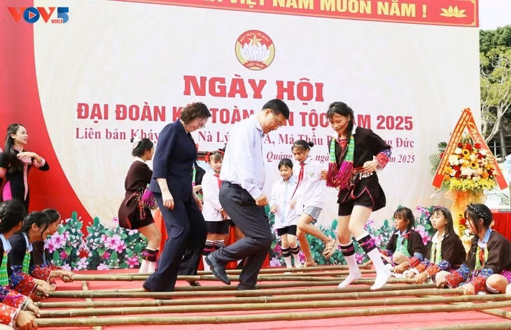 Le vice-président de l'Assemblée nationale Vu Hông Thanh participe aux activités culturelles et sportives avec les habitants des villages de la commune de Quang Duc. Photo: Truong Giang/VOV-Nord-Est.