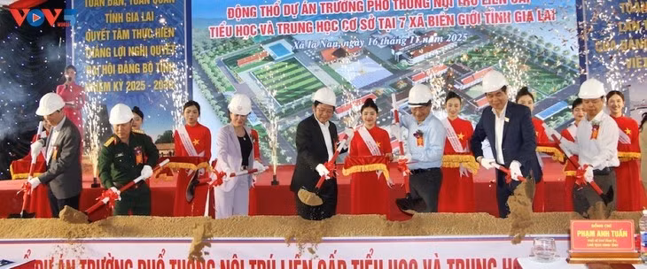 Le vice-Premier ministre Hô Quôc Dung et les dirigeants de la province de Gia Lai ont participé au lancement de la construction de sept internats frontaliers de la province de Gia Lai dans le hameau d'Ia Đao, commune d'Ia Nan. Photo: Nguyên Thao/VOV-Hauts Plateaux du Centre