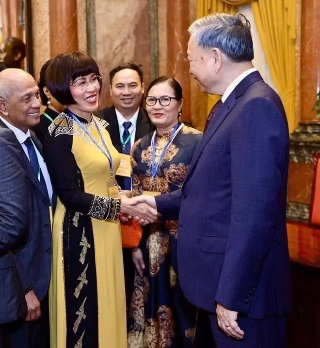 Le secrétaire général To Lam et la docteure Phan Bich Thien lors de la Conférence des Vietnamiens de l’étranger et du Forum des intellectuels et experts vietnamiens de l’étranger en août 2024. Photo : VNA.