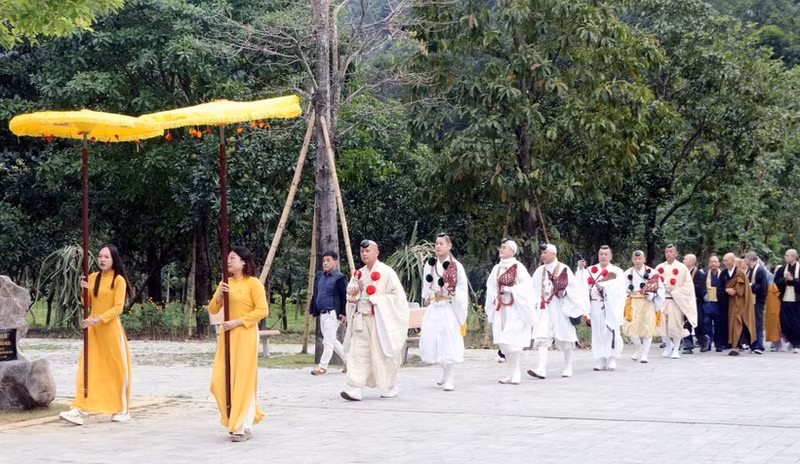 Procession de la pagode Tam Chuc à la pagode Ba Sao, à Ninh Binh. Photo : VNA.
