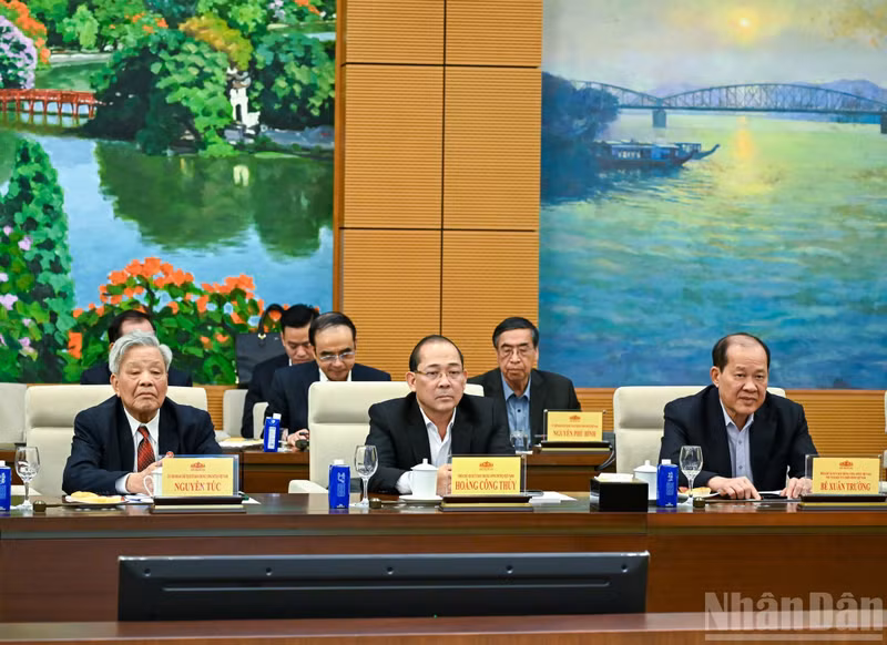 Les membres du Présidium du Comité central du Front de la Patrie du Vietnam participent à la conférence. (Photo : Duy Linh)