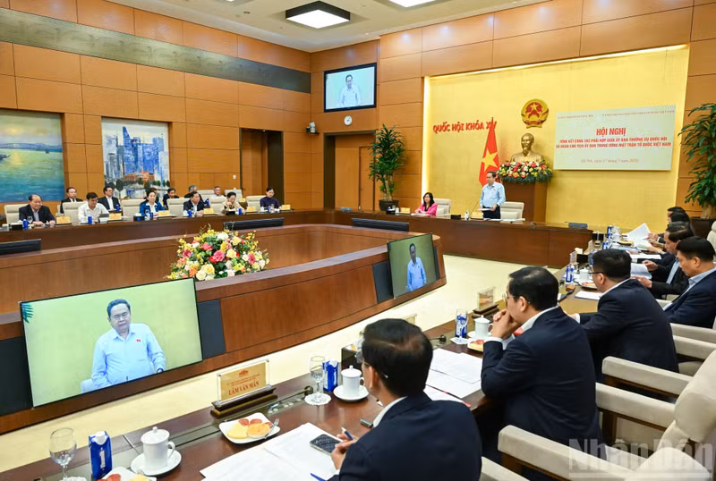 Ha Thi Nga, Vice-présidente et Secrétaire générale du Comité central du Front de la Patrie du Vietnam, présente le rapport lors de la conférence.