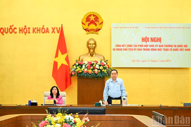 Les Vice-présidents de l’Assemblée nationale assistent à la conférence. (Photo : Duy Linh)
