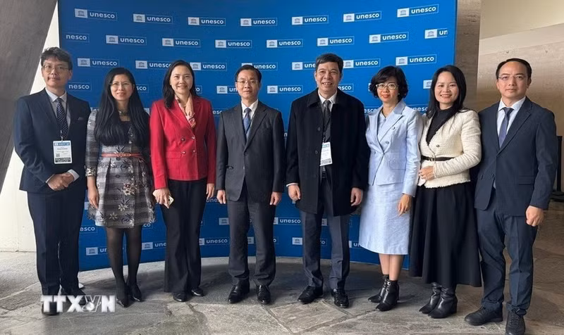 La délégation vietnamienne participe à la 222e session du Conseil exécutif de l'UNESCO. Photo : VNA