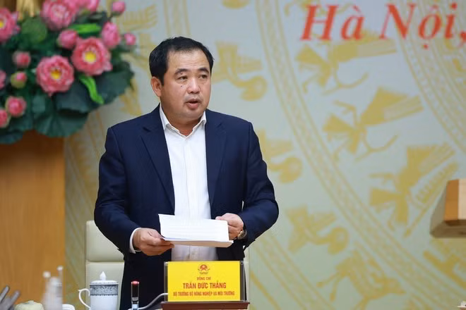 Le ministre de l'Agriculture et de l'Environnement, Tran Duc Thang, présente le bilan de la lutte contre la pêche illicite, non déclarée et non réglementée. Photo : VNA