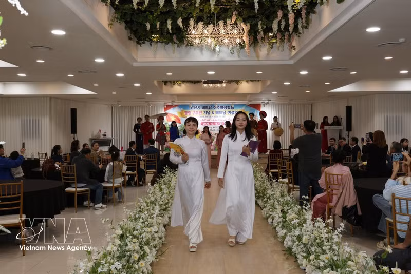 Défilé de l’ao dai lors de la cérémonie célébrant le 7e anniversaire de l’Association des femmes vietnamiennes immigrées (VMWA) à Ansan. Photo: VNA