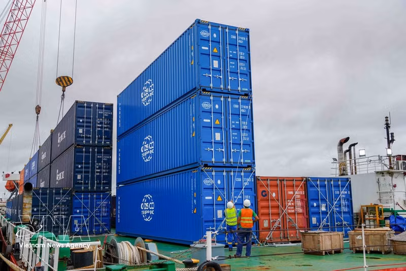 Déchargement de conteneurs importés de Chine, transportés par le navire BBG Nan Ning Bo Run jusqu'au port de Can Tho. Photo : VNA.