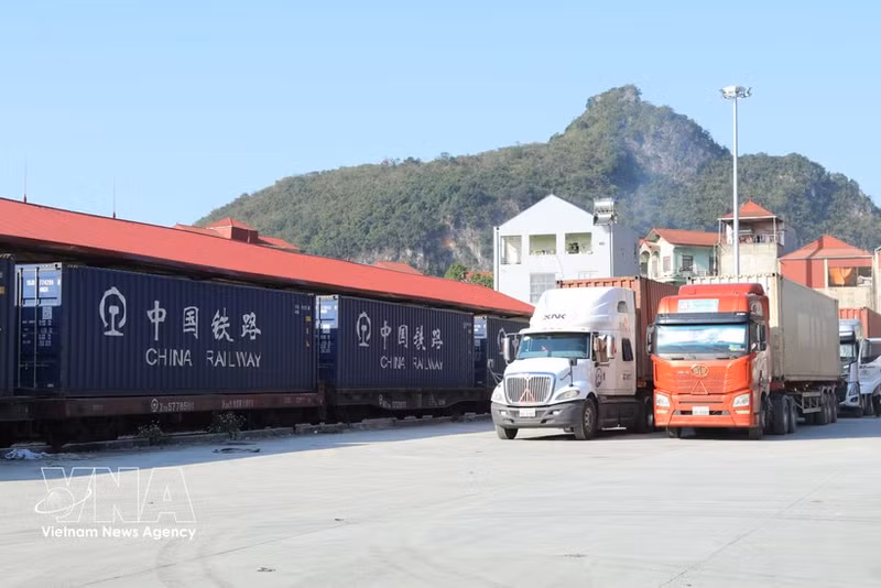 Transport de marchandises à la frontière Vietnam-Chine. Photo : VNA.