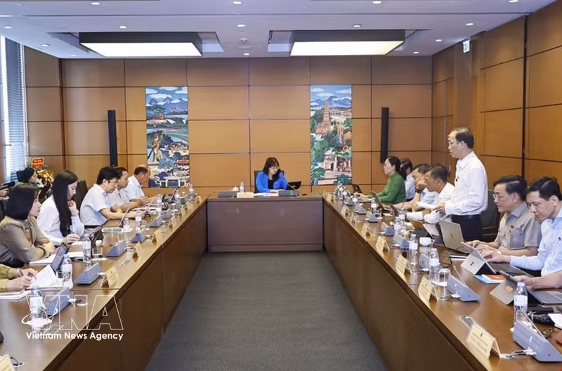 Les délégations parlementaires des provinces de Vinh Long et de Lào Cai lors des débats en groupe. Photo : VNA