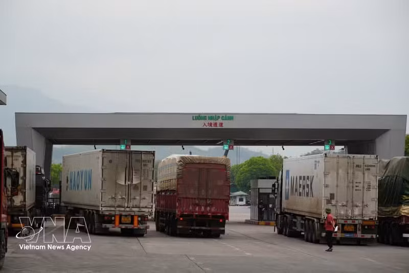 Des camions de marchandises importées entrant au Vietnam par le poste-frontière international de Lao Cai. Photo : VNA.