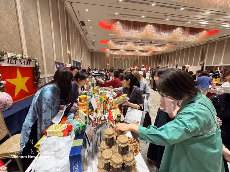 Les produits vietnamiens suscitent l'intérêt des visiteurs internationaux et du public japonais. Photo: VNA