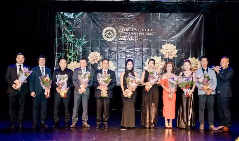 Le président de la VCBA, Ken Chau (à droite), remet des fleurs au comité organisateur du Prix de l'entrepreneuriat vietnamien au Canada 2026 lors de l'événement. Photo : Comité d'organisation