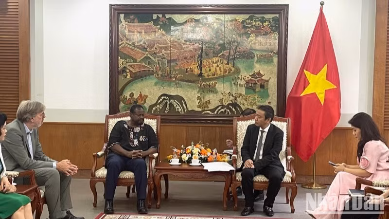 Le vice-ministre de la Culture, des Sports et du Tourisme, Hoang Dao Cuong (à droite), a reçu une délégation d’experts du Programme Mémoire du monde de l’UNESCO. 