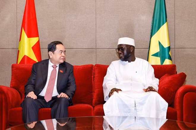 Le président de l'Assemblée nationale sénégalaise, El Malick Ndiaye, accueille le président de l'Assemblée nationale Tran Thanh Man. Photo : VNA.