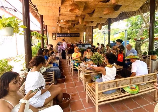 Les touristes étrangers découvrent un modèle de tourisme communautaire à Hô Chi Minh-Ville. Photo : ministère vietnamien de la Culture, des Sports et du Tourisme.