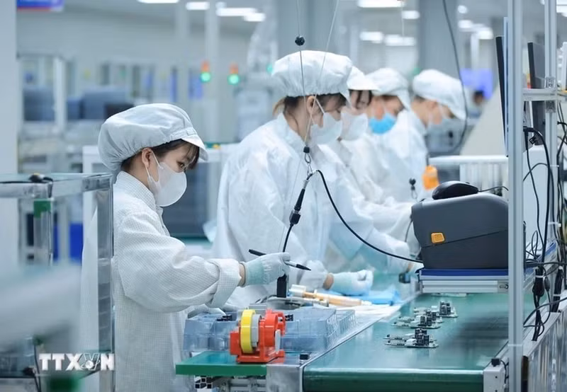 Ouvriers au travail chez Bumjin Electronics Vina Co. Ltd., une entreprise à capitaux 100% sud-coréens. Photo : VNA.