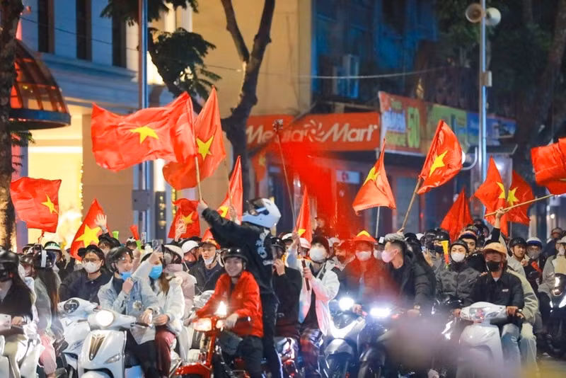 Célébration de la victoire de l'équipe U22, dans la rue Hai Ba Trung. Photo : VNA.
