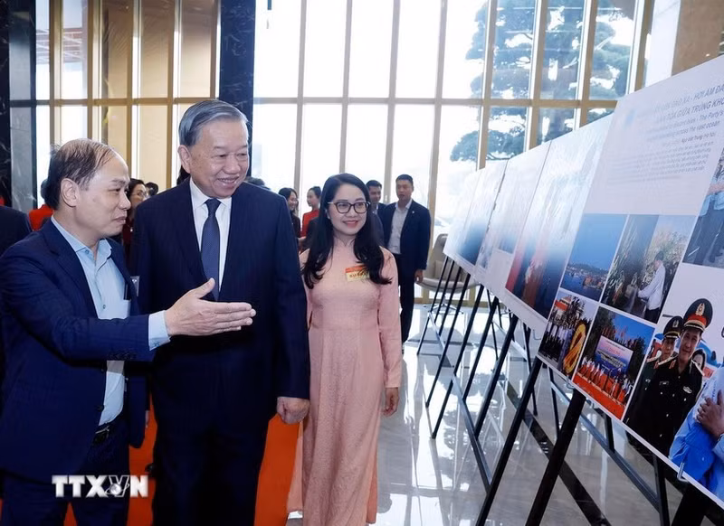 Le secrétaire général du Parti, Tô Lâm, visite l'exposition en marge de l'événement. Photo : VNA.