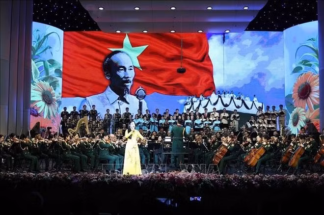 Le concert symphonique intitulé “80 ans – Un chant héroïque éternel”, se déroule au Théâtre Ho Guom.
