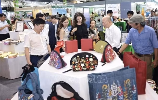 Des visiteurs au salon. Photo : VNA.