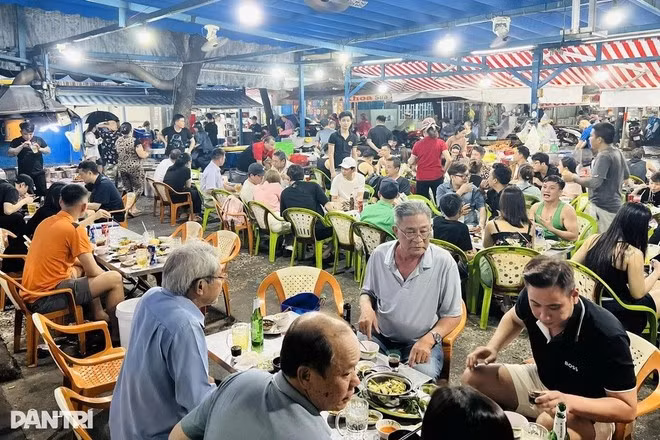 Vinh Khanh est une rue où convergent de nombreux restaurants d'escargots très appréciés. Photo: dantri.com.vn