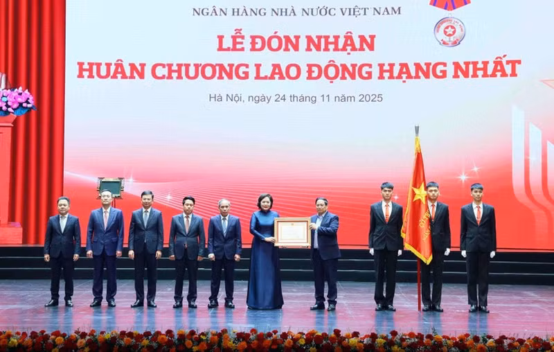 Au nom du Parti et de l’État, le Premier ministre Pham Minh Chinh a remis plusieurs distinctions de haut rang aux responsables de la Banque d'État du Vietnam. Photo : VNA.