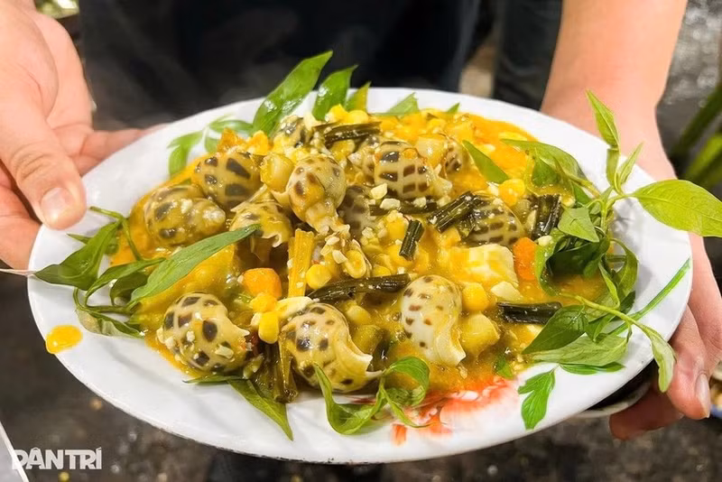 Un plat d'escargots sont présentés de façon attrayante, attirant les convives. Photo : dantri.com.vn