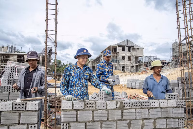 Construire une école inter-niveaux au cœur de la cordillère de Truong Son : sous le soleil brûlant des sommets