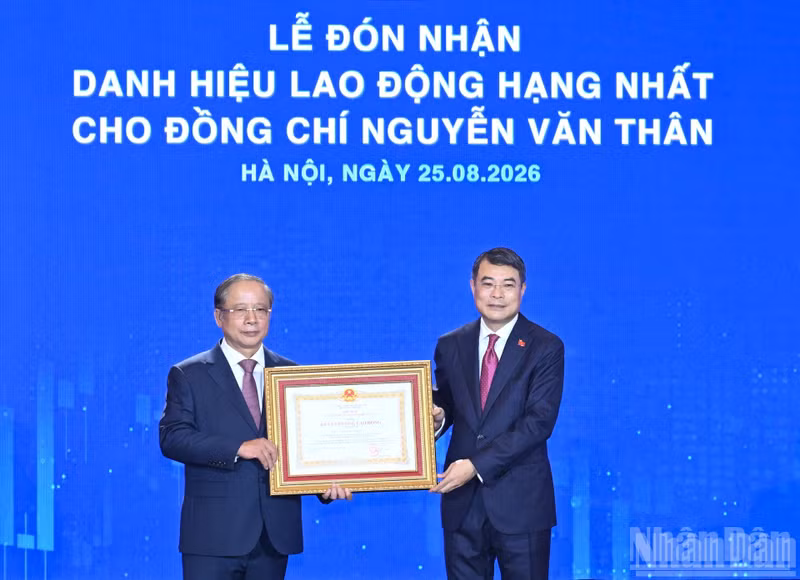 Le Premier ministre Le Minh Hung remet l'Ordre du Travail, première classe, à Nguyen Van Than, président de l'Association des petites et moyennes entreprises du Vietnam.