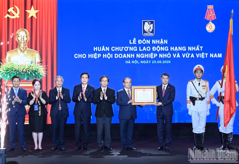 Le Premier ministre Le Minh Hung remet l'Ordre du Travail, première classe, à l'Association des petites et moyennes entreprises du Vietnam.