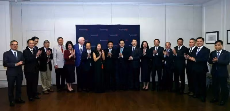 Le vice-Premier ministre Nguyen Van Thang pose avec les délégués participant au Programme des dirigeants vietnamiens 2026 à l’Université Columbia. (Source : VNA)