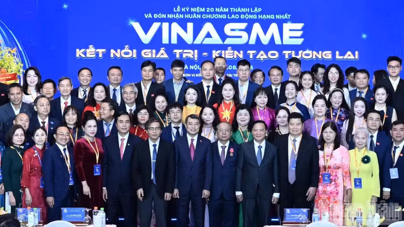 Le Premier ministre Le Minh Hung et les délégués participent à la cérémonie marquant le 20e anniversaire de la création de l'Association des petites et moyennes entreprises du Vietnam.