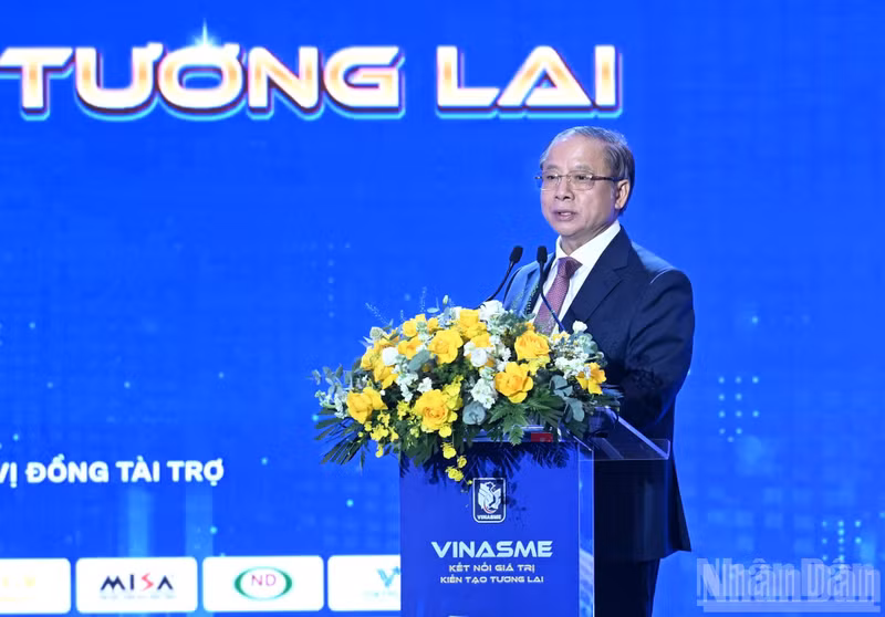 Nguyen Van Than, président de l'Association des petites et moyennes entreprises du Vietnam, prononce une allocution.