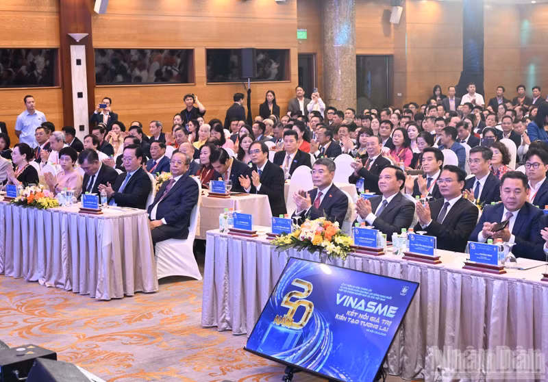 Le Premier ministre Le Minh Hung et les délégués participent à la cérémonie marquant le 20e anniversaire de la création de l'Association des petites et moyennes entreprises du Vietnam.