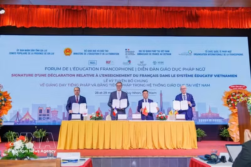 Signature d'une Déclaration relative à l'enseignement du français dans le système éducatif vietnamien, le 28 mai à l'ICISE. Photo : CVN/VNA.