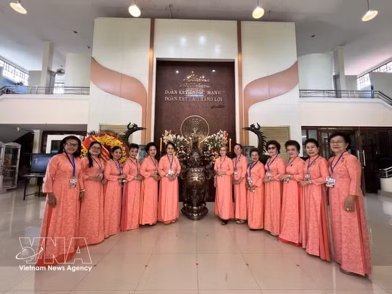 Des Vietnamiennes en Thaïlande visitent le mémorial du Président Hô Chi Minh, dans la province d'Udon Thani. Photo : VNA
