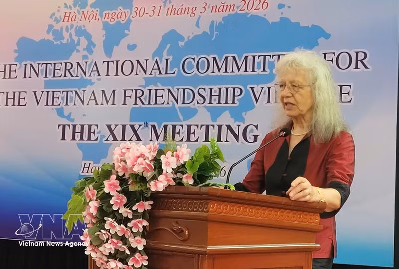 Mme Rosemarie Mizo, présidente du Comité international et du Comité national allemand du Village de l’Amitié, s'exprime lors de la cérémonie de signature. Photo: VNA