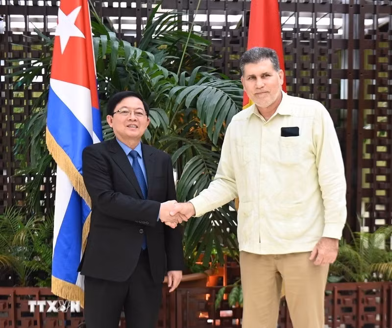 Le vice-Premier ministre Hô Quôc Dung (gauche) et le vice-premier ministre et ministre cubain du Commerce extérieur et des Investissements étrangers, Oscar Pérez-Oliva Fraga. Photo : VNA.
