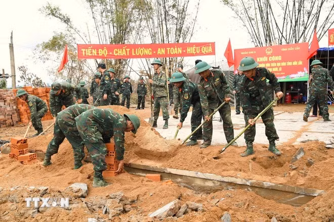 Des officiers et des soldats de la 5e région militaire construisent en urgence de nouvelles maisons pour les habitants de Dak Lak. Photo : VNA.