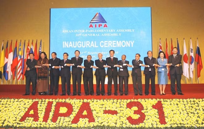 Le président de l'Assemblée nationale et président de la 31e Assemblée générale de l'AIPA, Nguyên Phu Trong, ainsi que le Premier ministre Nguyên Tân Dung, posent aux côtés des chefs de délégation des pays membres de l'Assemblée interparlementaire de l'ASEAN (AIPA). Cette photographie officielle a été prise lors de la cérémonie d'ouverture de l'AIPA-31, qui s'est tenue à Hanoï le 21 septembre 2010. Photo : VNA