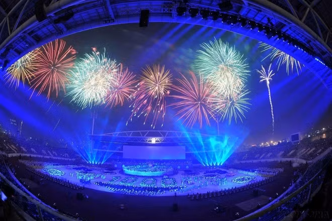 Feu d’artifice spectaculaire au stade national de My Dinh pour célébrer le millénaire de Thang Long - Hanoï, le 10 octobre 2010. Photo : VNA
