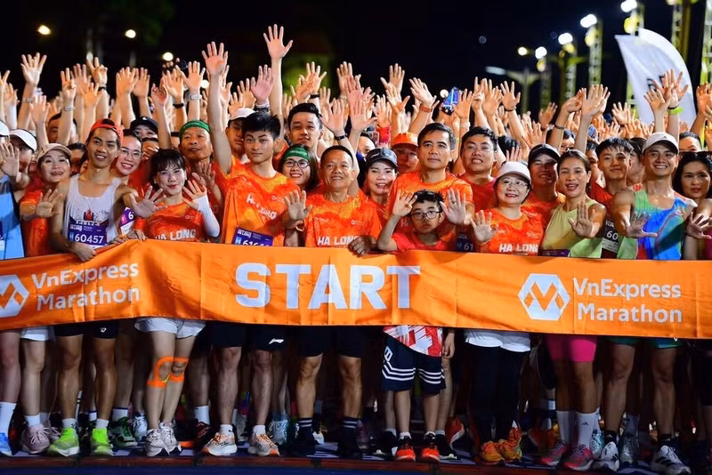 Départ du marathon VnExpress de Ha Long 2025, le 1er juin. Photo : VNA/CVN