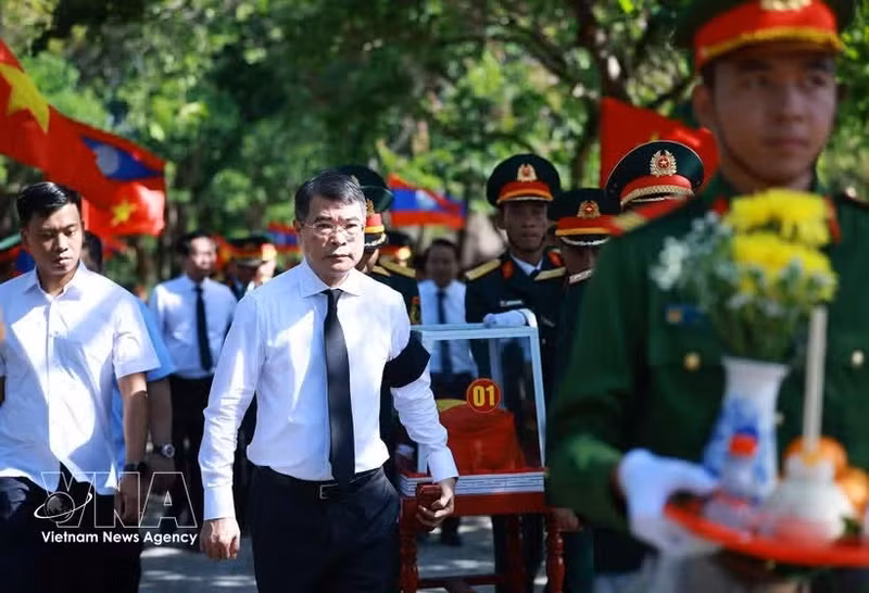 Le Premier ministre Le Minh Hung observe une minute de silence en mémoire des soldats volontaires et experts vietnamiens tombés au Laos. Photo : VNA.